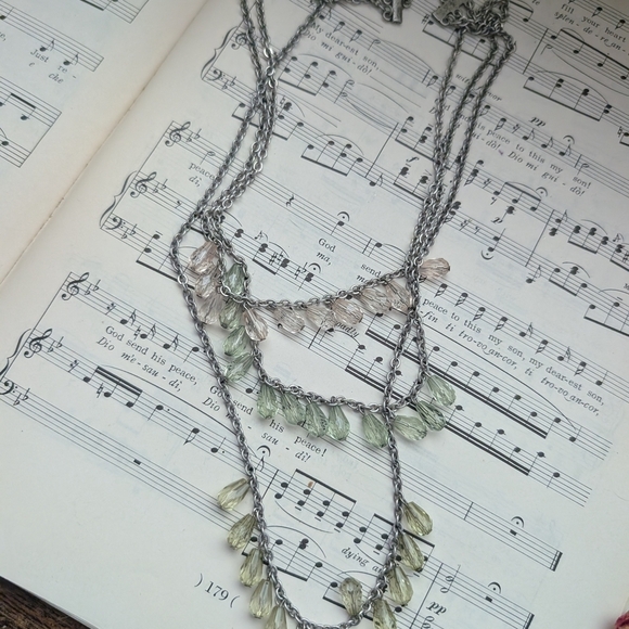 Elegant Multi-Layered Silver Necklace with Green Accents - Picture 8 of 8